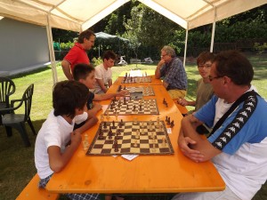 scacchi in giardino ad Allegretto